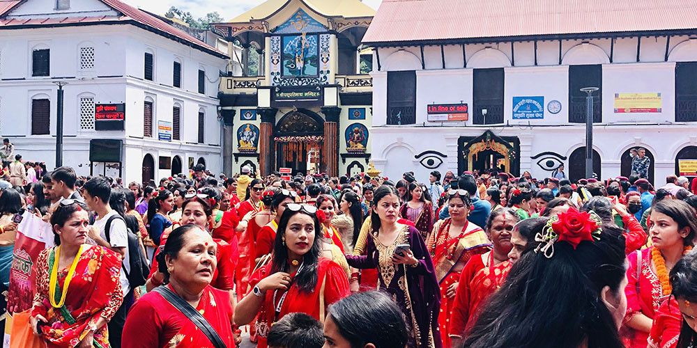 पशुपतिनाथ मन्दिरमा दर्शनार्थीको घुइँचो (फोटो फिचर)